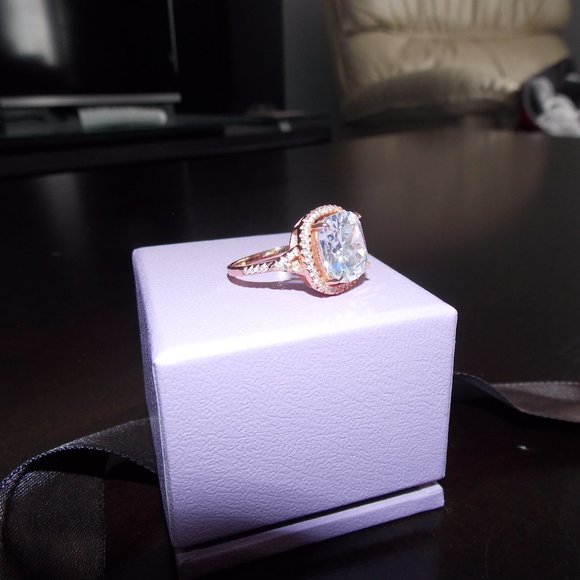 Rose Gold (plated) Ring with Cushion Cut Crystals - Picture 2 of 8